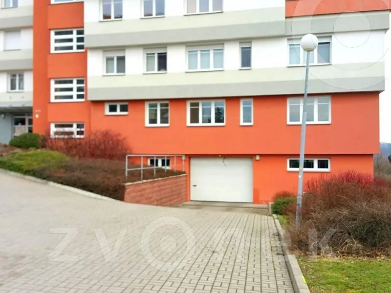 Pronájem garážového stání 18 m²